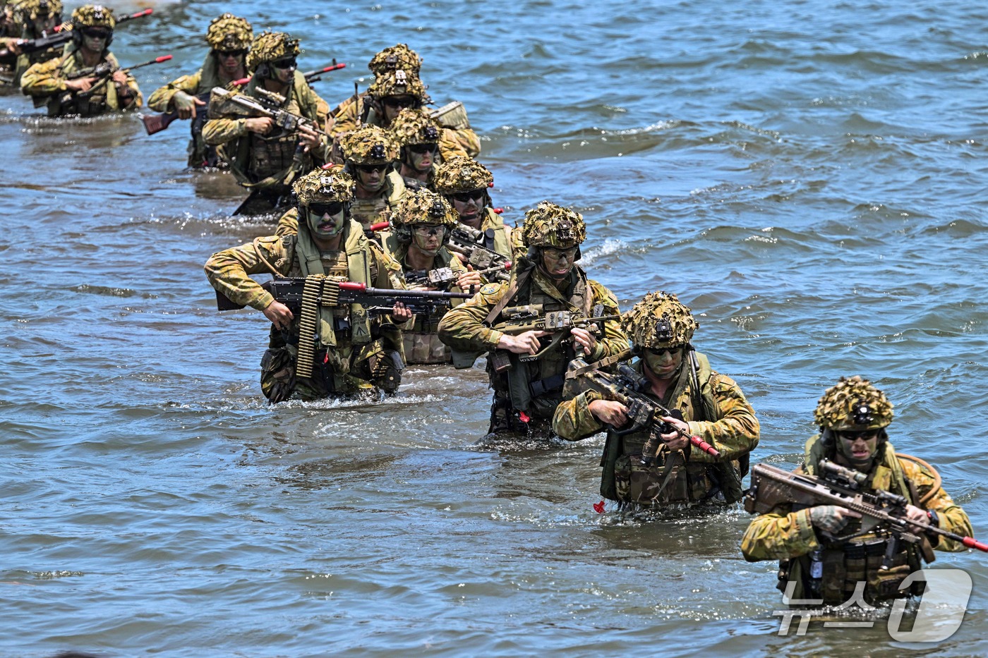 (시투본도 AFP=뉴스1) 김범수 기자 = 15일(현지시간) 인도네시아 제2 도시 동자바주 시투본도 해변에서 호주 방위군 장병들이 인도네시아 해병대와 함께 '케리스 우메라' 합동 …