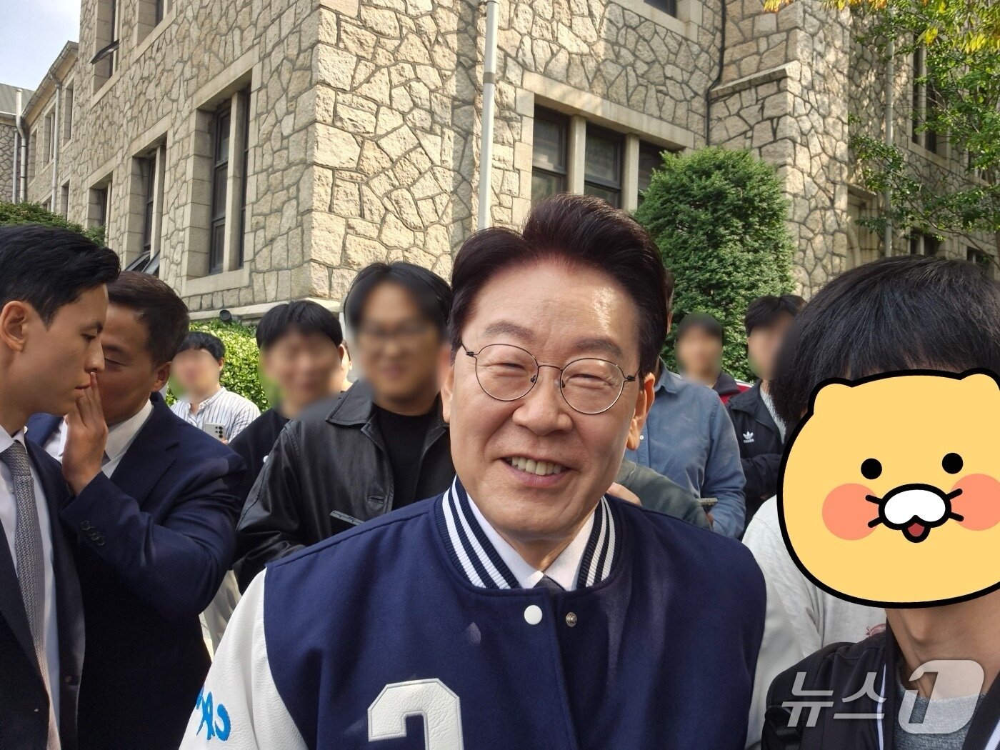 본문 이미지 - 16일 오전 서울 동작구 중앙대 약학대학 및 R&D센터관 앞에서 중앙대 학생들을 만나 사진 촬영을 하고 있는 이재명 대통령.(독자제공)/뉴스1