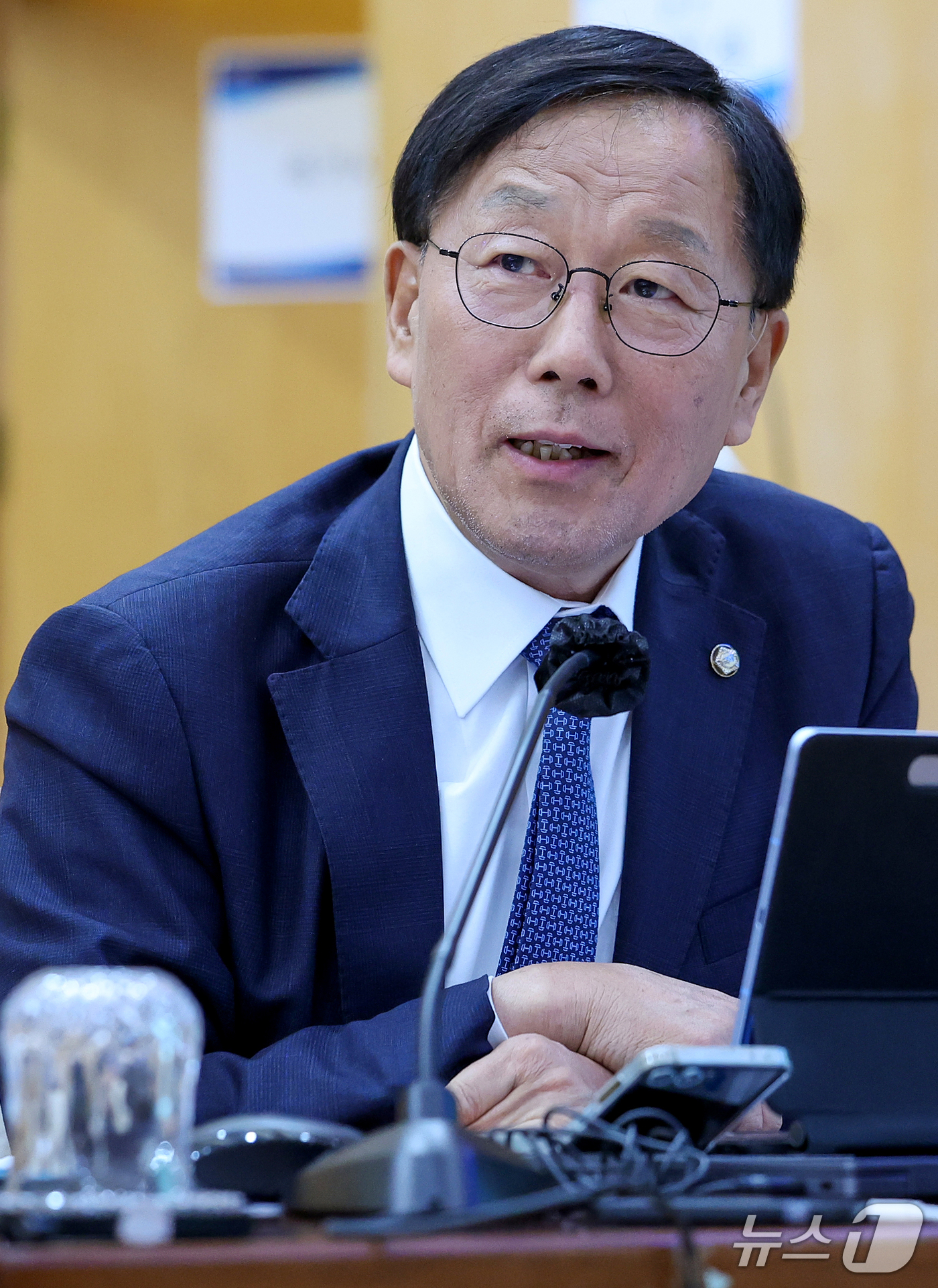 (대구=뉴스1) 공정식 기자 = 윤후덕 더불어민주당(경기 파주시갑)의원이 16일 대구 중구 한국은행 대구경북본부에서 열린 국회 재정경제기획위원회의 동북·동남지방데이터청, 부산·대구 …