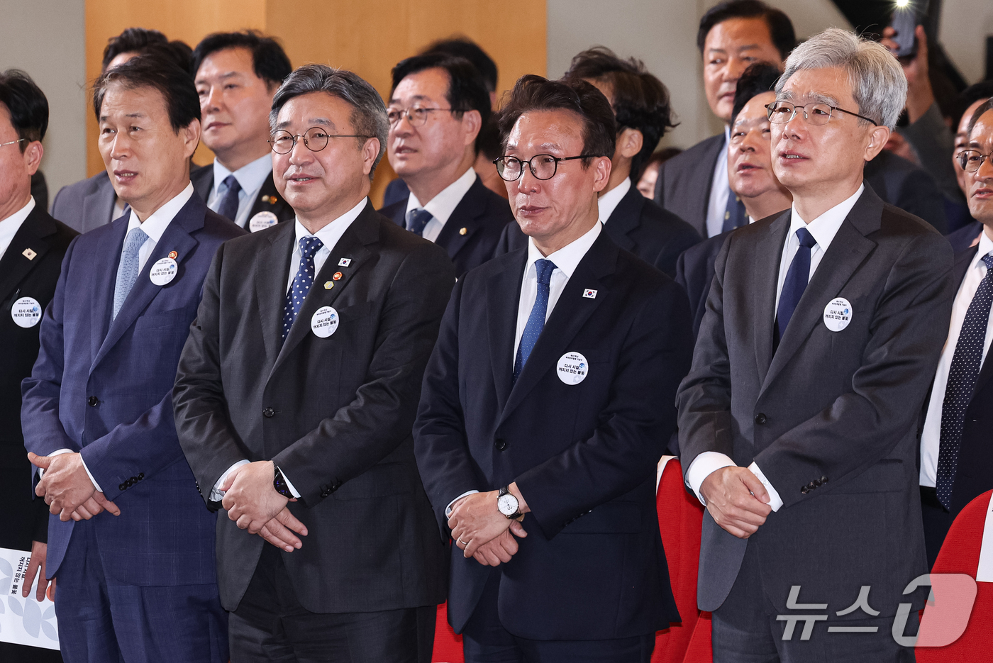 (부산=뉴스1) 이재명 기자 = 권오을 국가보훈부 장관(왼쪽부터)과 윤호중 행정안전부 장관, 김민석 더불어민주당 대표, 김상환 헌법재판소장가 16일 부산에서 열린 제47주년 부마민 …