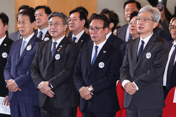 아침이슬 부르는 김민석 대표
