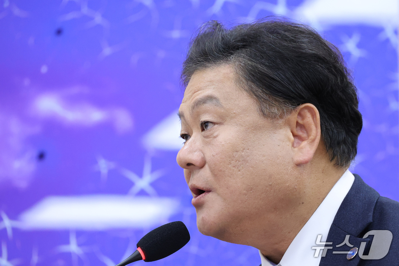 (서울=뉴스1) 신웅수 기자 = 김우성 한국방송공사 부사장이 16일 서울 여의도 국회에서 열린 과학기술정보방송통신위원회의 한국방송공사 등에 대한 국정감사에서 업무보고를 하고 있다. …