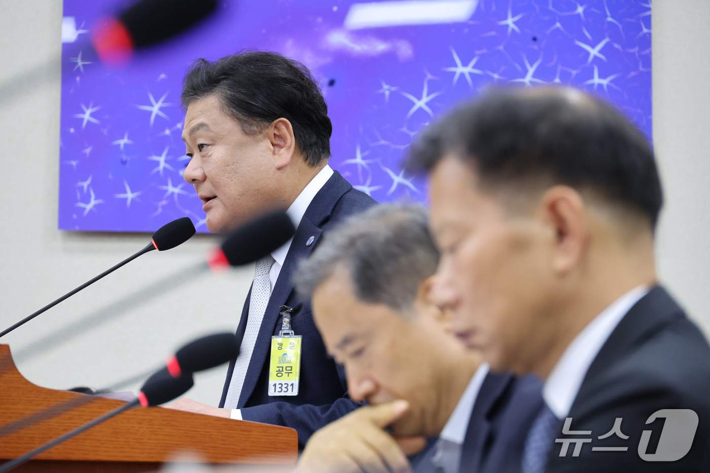 (서울=뉴스1) 신웅수 기자 = 김우성 한국방송공사 부사장이 16일 서울 여의도 국회에서 열린 과학기술정보방송통신위원회의 한국방송공사 등에 대한 국정감사에서 업무보고를 하고 있다. …