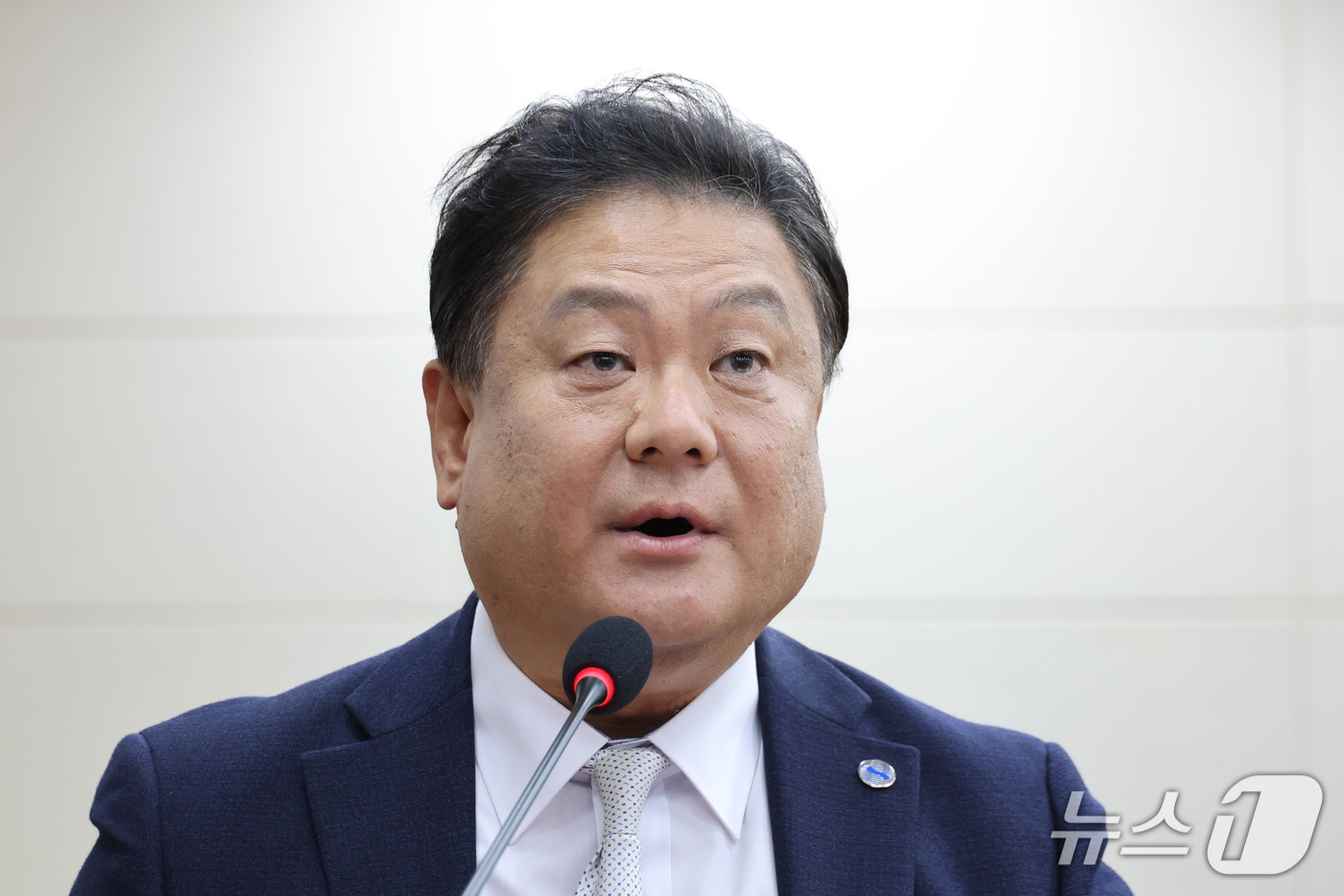 (서울=뉴스1) 신웅수 기자 = 김우성 한국방송공사 부사장이 16일 서울 여의도 국회에서 열린 과학기술정보방송통신위원회의 한국방송공사 등에 대한 국정감사에서 업무보고를 하고 있다. …