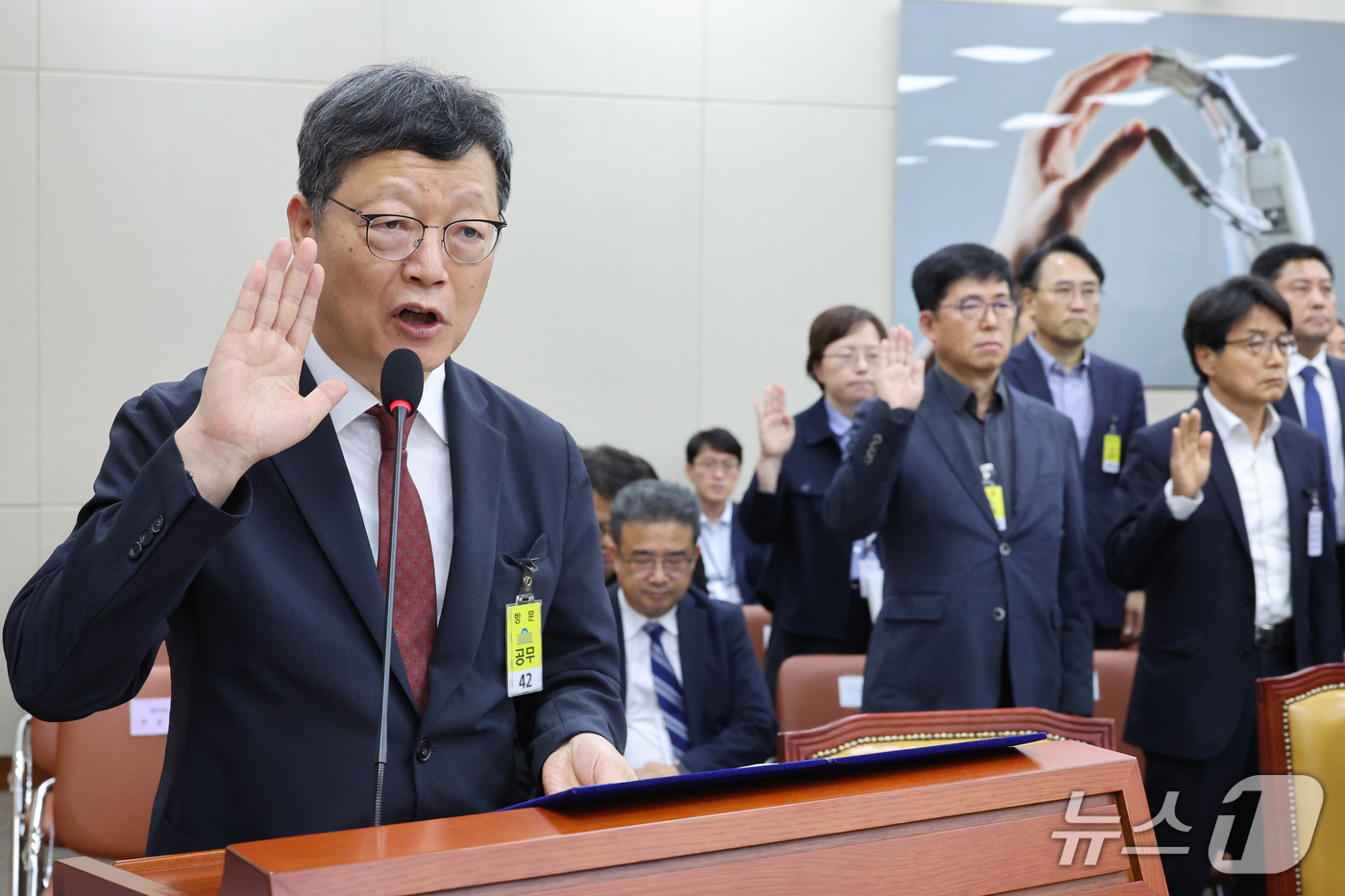 (서울=뉴스1) 신웅수 기자 = 김유열 한국교육방송공사 사장이 16일 서울 여의도 국회에서 열린 과학기술정보방송통신위원회의 한국방송공사 등에 대한 국정감사에서 증인 선서를 하고 있 …