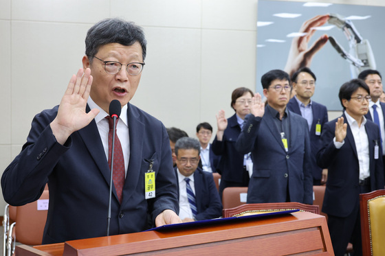 [국감] 증인 선서하는 김유열 EBS 사장