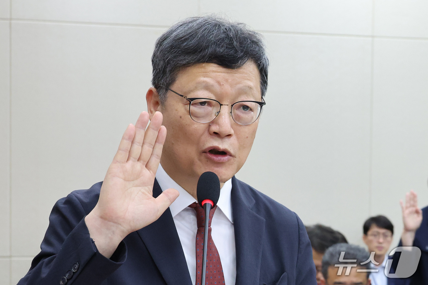 (서울=뉴스1) 신웅수 기자 = 김유열 한국교육방송공사 사장이 16일 서울 여의도 국회에서 열린 과학기술정보방송통신위원회의 한국방송공사 등에 대한 국정감사에서 증인 선서를 하고 있 …