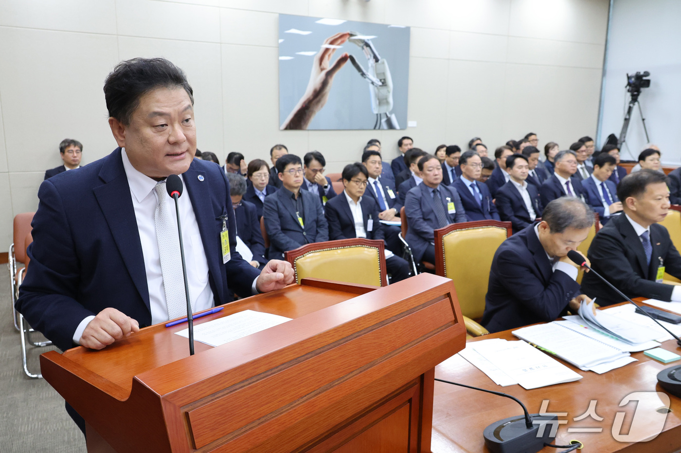 (서울=뉴스1) 신웅수 기자 = 김우성 한국방송공사 부사장이 16일 서울 여의도 국회에서 열린 과학기술정보방송통신위원회의 한국방송공사 등에 대한 국정감사에서 업무보고를 하고 있다. …