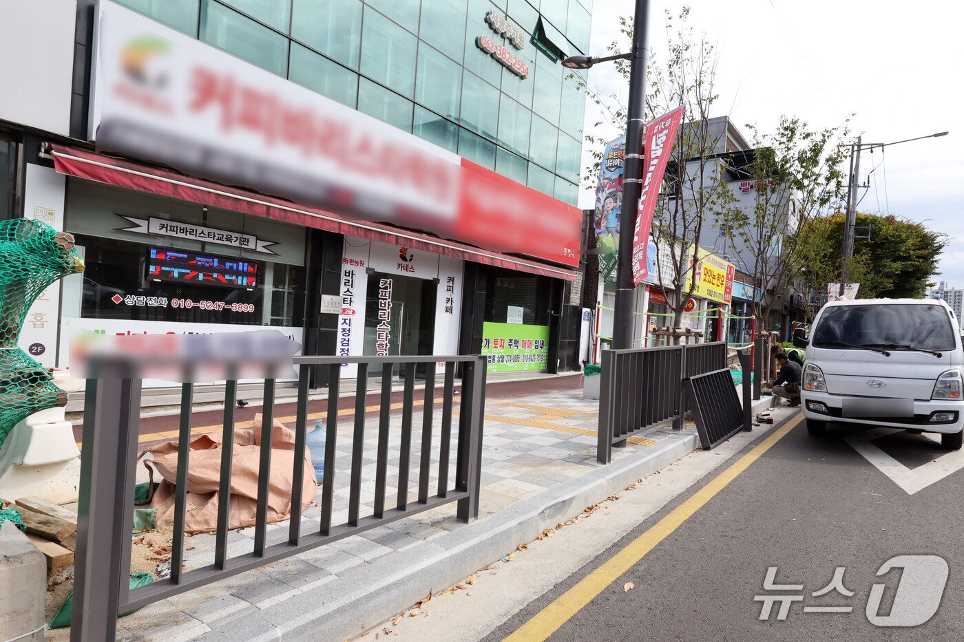 본문 이미지 - 16일 오후 전남광주 도시철도 2호선 공사가 진행 중인 서구 쌍촌동 베어스타운 사거리 일대 상가 밀집 지역에서 작업자들이 보행로를 따라 펜스를 설치하고 있다. ⓒ 뉴스1 조수민 기자