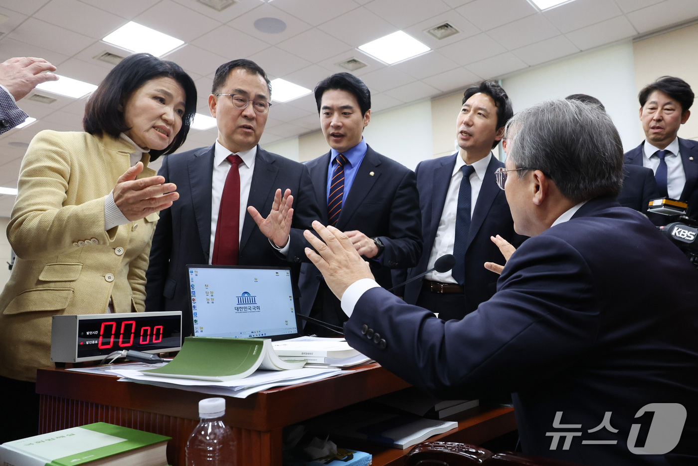 (서울=뉴스1) 신웅수 기자 = 이진숙 국민의힘 의원이 16일 서울 여의도 국회에서 열린 과학기술정보방송통신위원회의 한국방송공사 등에 대한 국정감사에서 자신에 대한 국감 제척안과 …