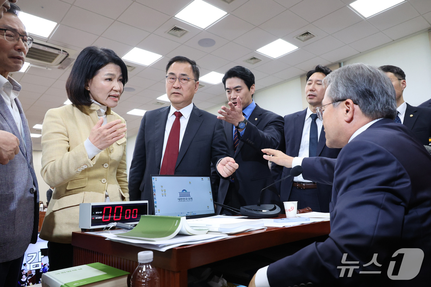 (서울=뉴스1) 신웅수 기자 = 이진숙 국민의힘 의원이 16일 서울 여의도 국회에서 열린 과학기술정보방송통신위원회의 한국방송공사 등에 대한 국정감사에서 자신에 대한 국감 제척안과 …