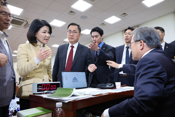 "실실 웃느냐" 고성까지…이진숙 제척 갈등에 KBS 국감 파행(종합)