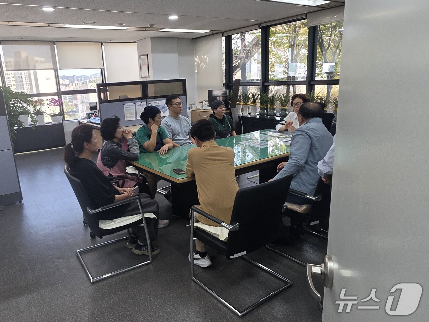 본문 이미지 - 지난 12일 전남광주 서구 금호동 아파트 상가 주인들은 지하철 2호선 공사 피해와 가게 앞 도로 펜스 관련해 박금화 도시철도건설본부장실을 항의 방문해 대책 마련을 요구했다. ⓒ 뉴스1 조수민 기자
