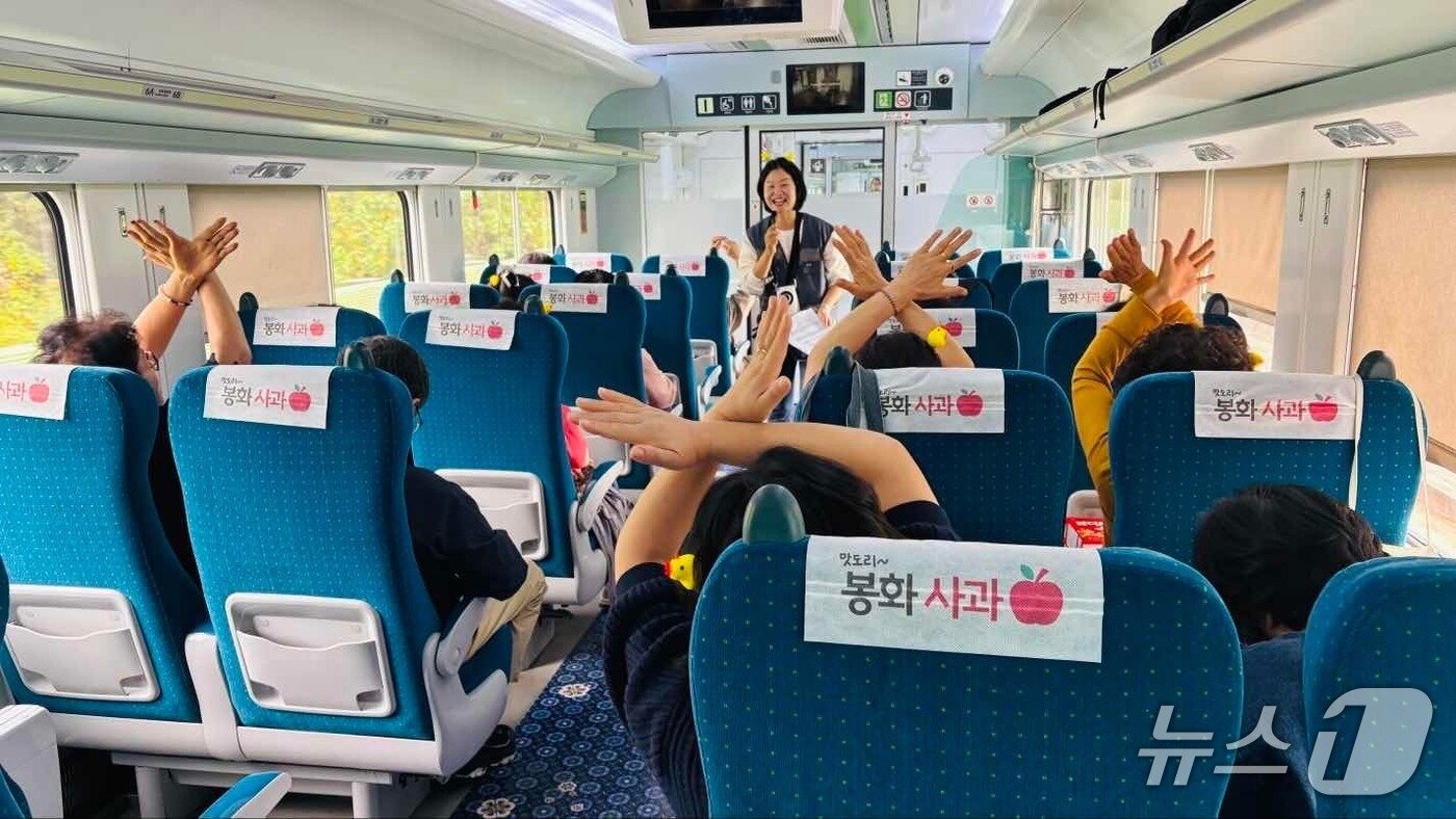 본문 이미지 -  춘천막국수닭갈비축제에 참여한 '춘천 계모임' 참가자들.(춘천시 제공. 재판매 및 DB 금지)