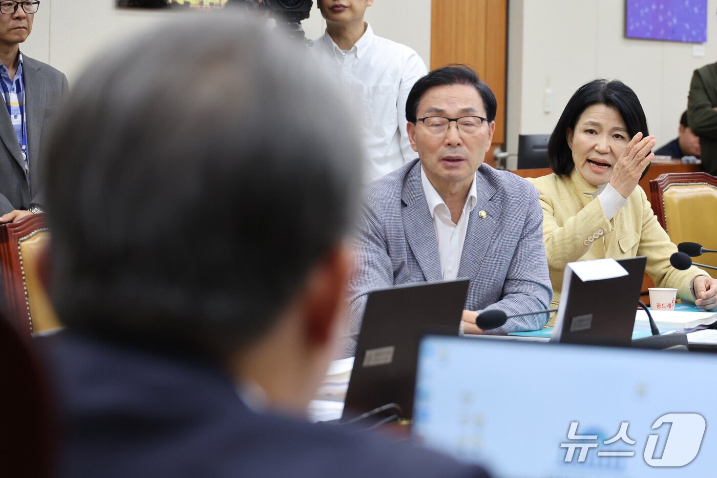 본문 이미지 - 이진숙 국민의힘 의원이 16일 서울 여의도 국회에서 열린 과학기술정보방송통신위원회의 한국방송공사 등에 대한 국정감사에서 자신에 대한 국감 제척안과 관련해 송기헌 위원장에게 항의하고 있다. 2026.10.16 ⓒ 뉴스1 신웅수 기자
