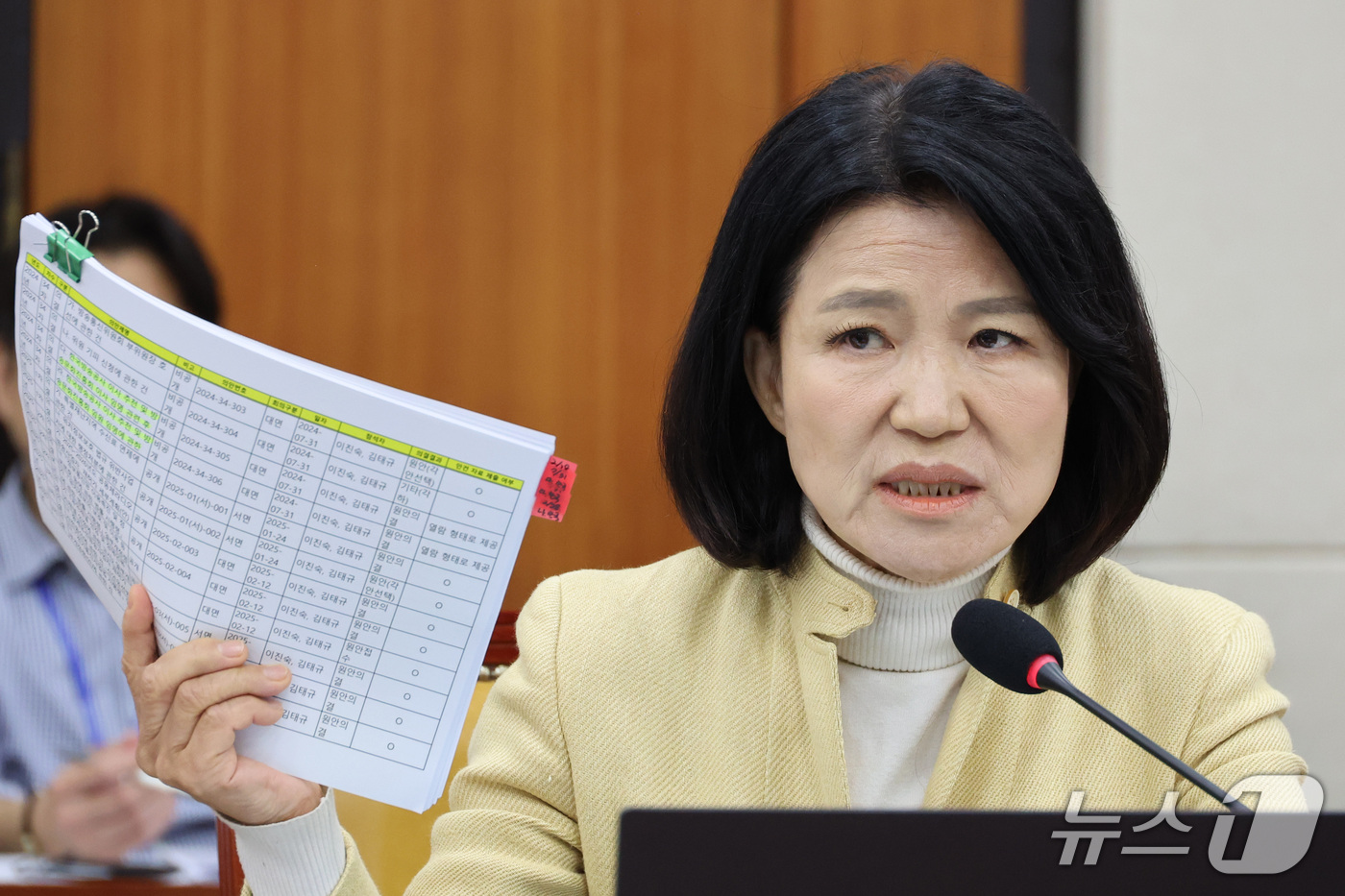 (서울=뉴스1) 신웅수 기자 = 이진숙 국민의힘 의원이 16일 서울 여의도 국회에서 열린 과학기술정보방송통신위원회의 한국방송공사 등에 대한 국정감사에서 의사진행 발언을 하고 있다. …