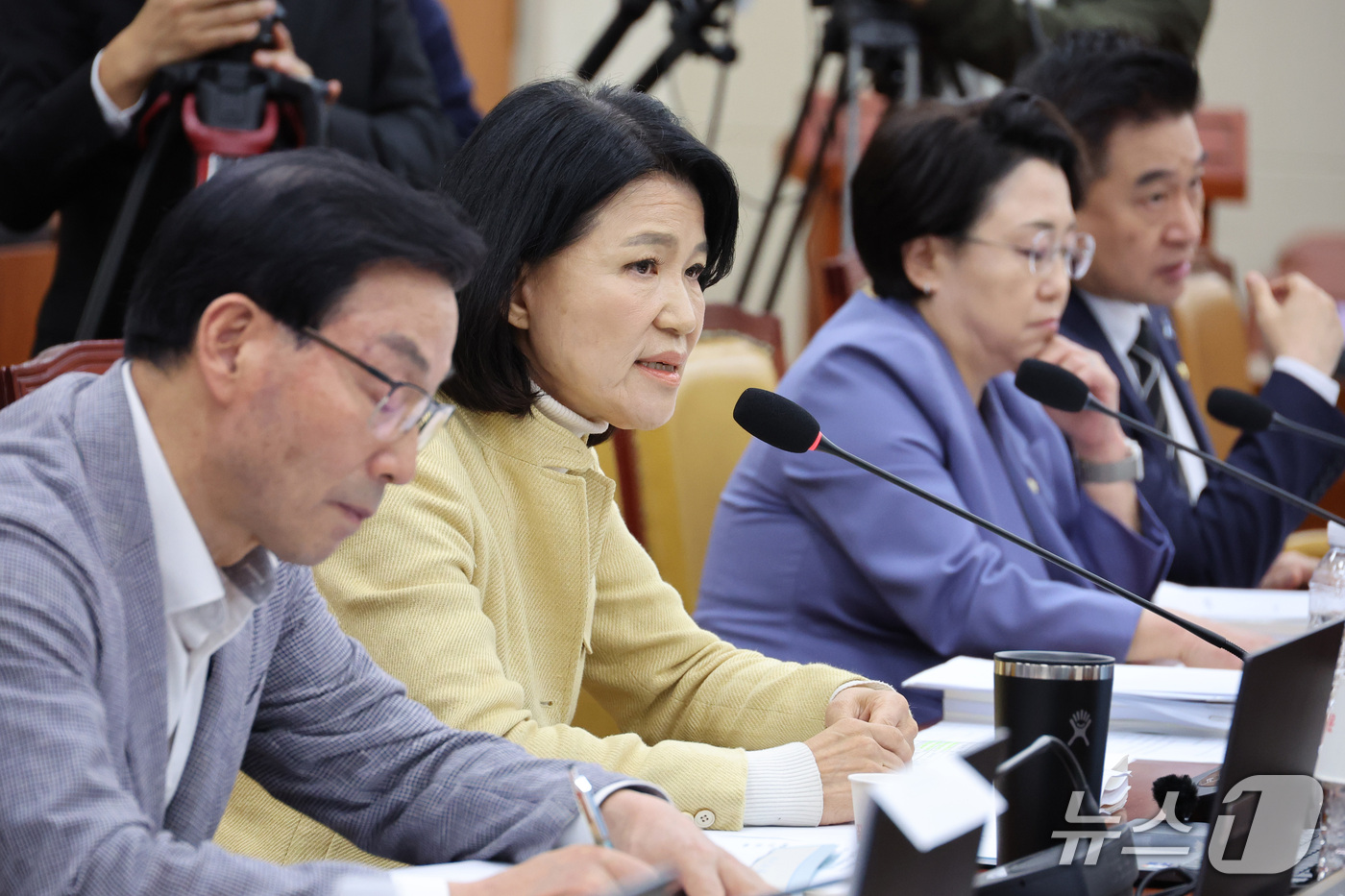 (서울=뉴스1) 신웅수 기자 = 이진숙 국민의힘 의원이 16일 서울 여의도 국회에서 열린 과학기술정보방송통신위원회의 한국방송공사 등에 대한 국정감사에서 의사진행 발언을 하고 있다. …