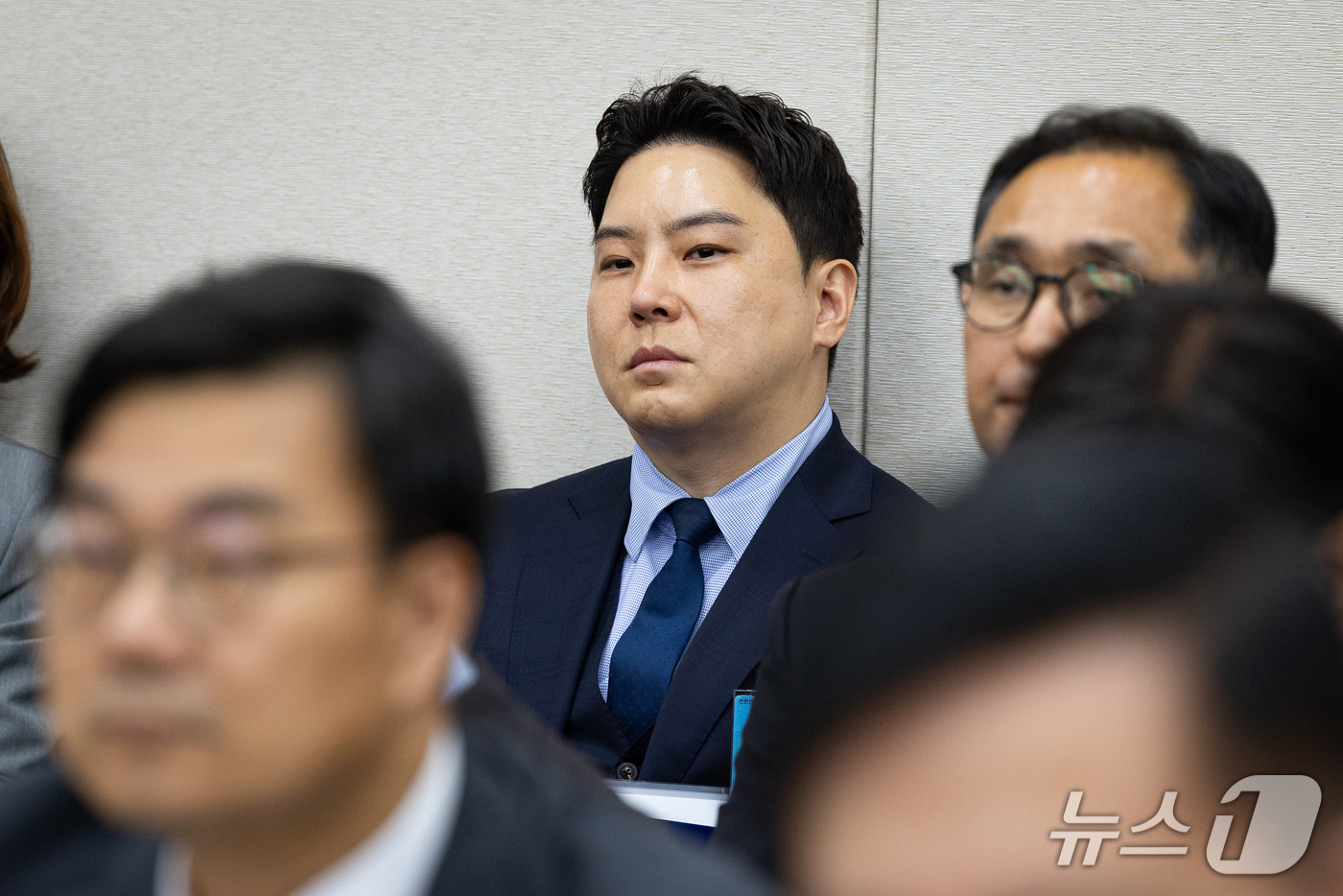 (서울=뉴스1) 유승관 기자 = 손율 경기대학교 학교법인 경기학원 이사장이 16일 서울 여의도 국회에서 열린 교육위원회의 서울대학교 등에 대한 국정감사에 일반증인으로 출석해 자리하 …