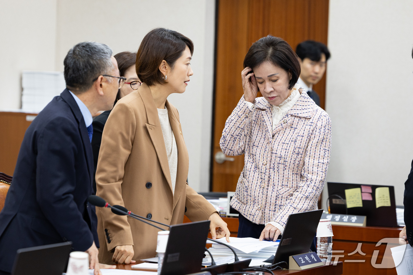 (서울=뉴스1) 유승관 기자 = 국회 교육위원회 더불어민주당 고민정, 국민의힘 이인선 간사가 16일 서울 여의도 국회에서 열린 교육위원회의 서울대학교 등에 대한 국정감사에서 대화하 …