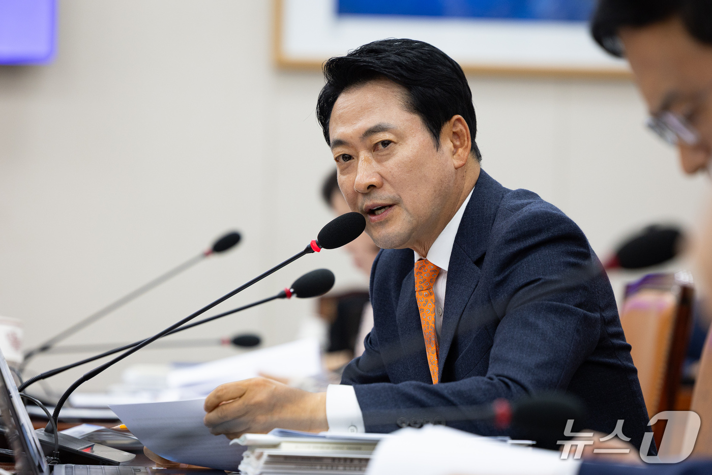 (서울=뉴스1) 유승관 기자 = 장동혁 국민의힘 대표가 16일 서울 여의도 국회에서 열린 교육위원회의 서울대학교 등에 대한 국정감사에서 유홍림 서울대학교 총장에게 질의하고 있다. …
