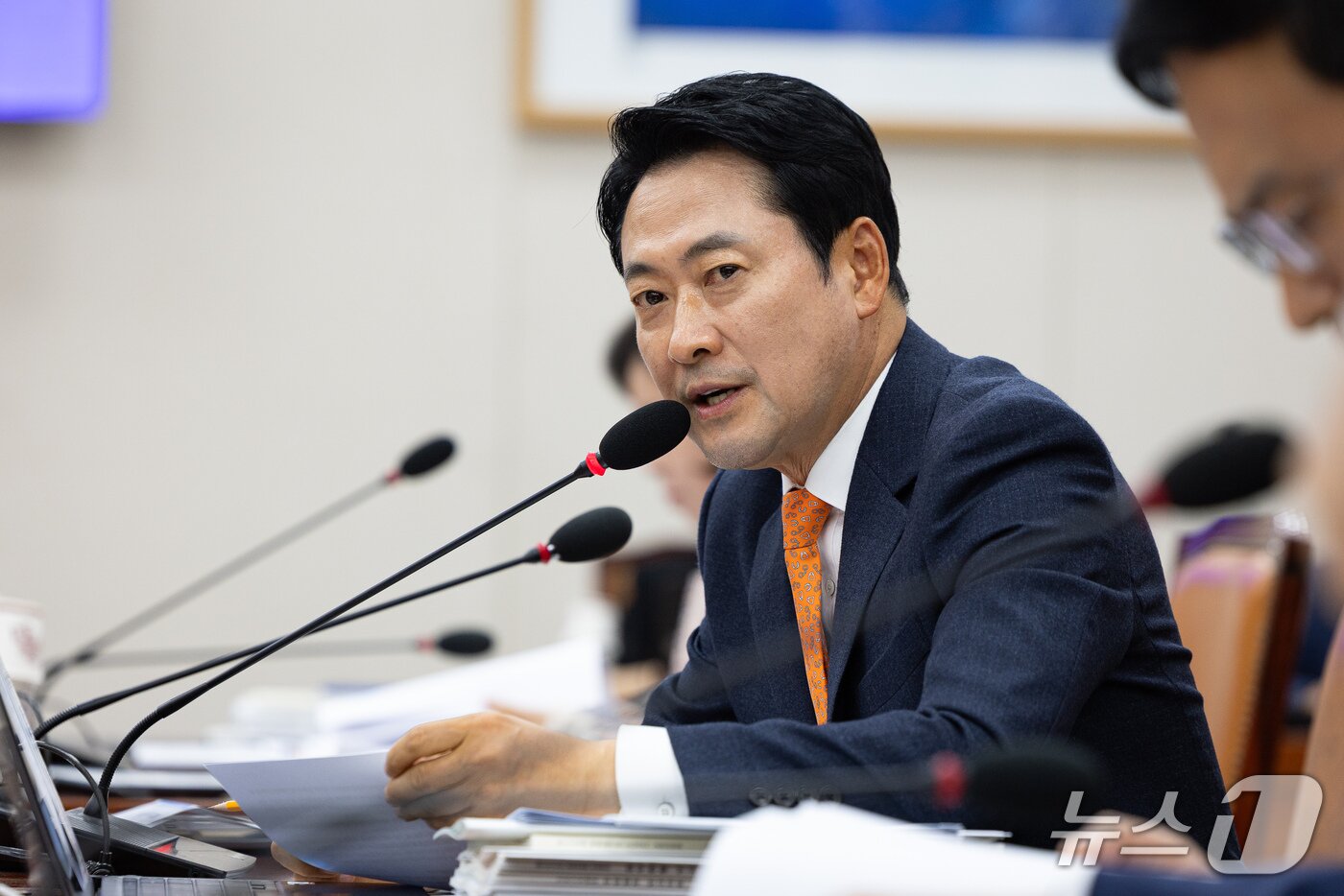 본문 이미지 - 장동혁 국민의힘 대표가 지난 16일 서울 여의도 국회에서 열린 교육위원회의 서울대학교 등에 대한 국정감사에서 유홍림 서울대학교 총장에게 질의하고 있다. 2026.10.16 ⓒ 뉴스1 유승관 기자