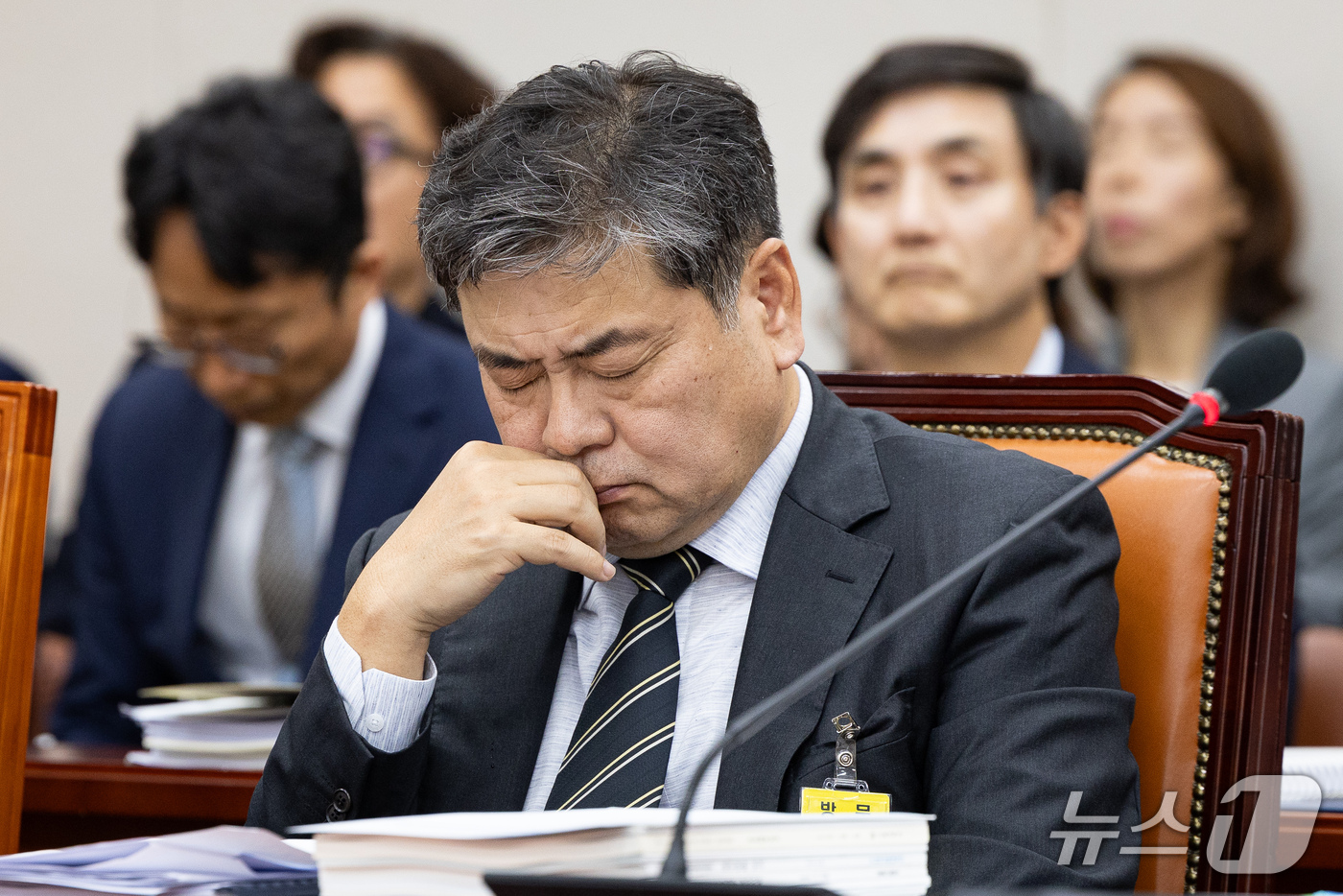 (서울=뉴스1) 유승관 기자 = 이인재 인천대학교 총장이 16일 서울 여의도 국회에서 열린 교육위원회의 서울대학교 등에 대한 국정감사에 출석해 생각에 잠겨 있다. 인천경찰청 반부패 …
