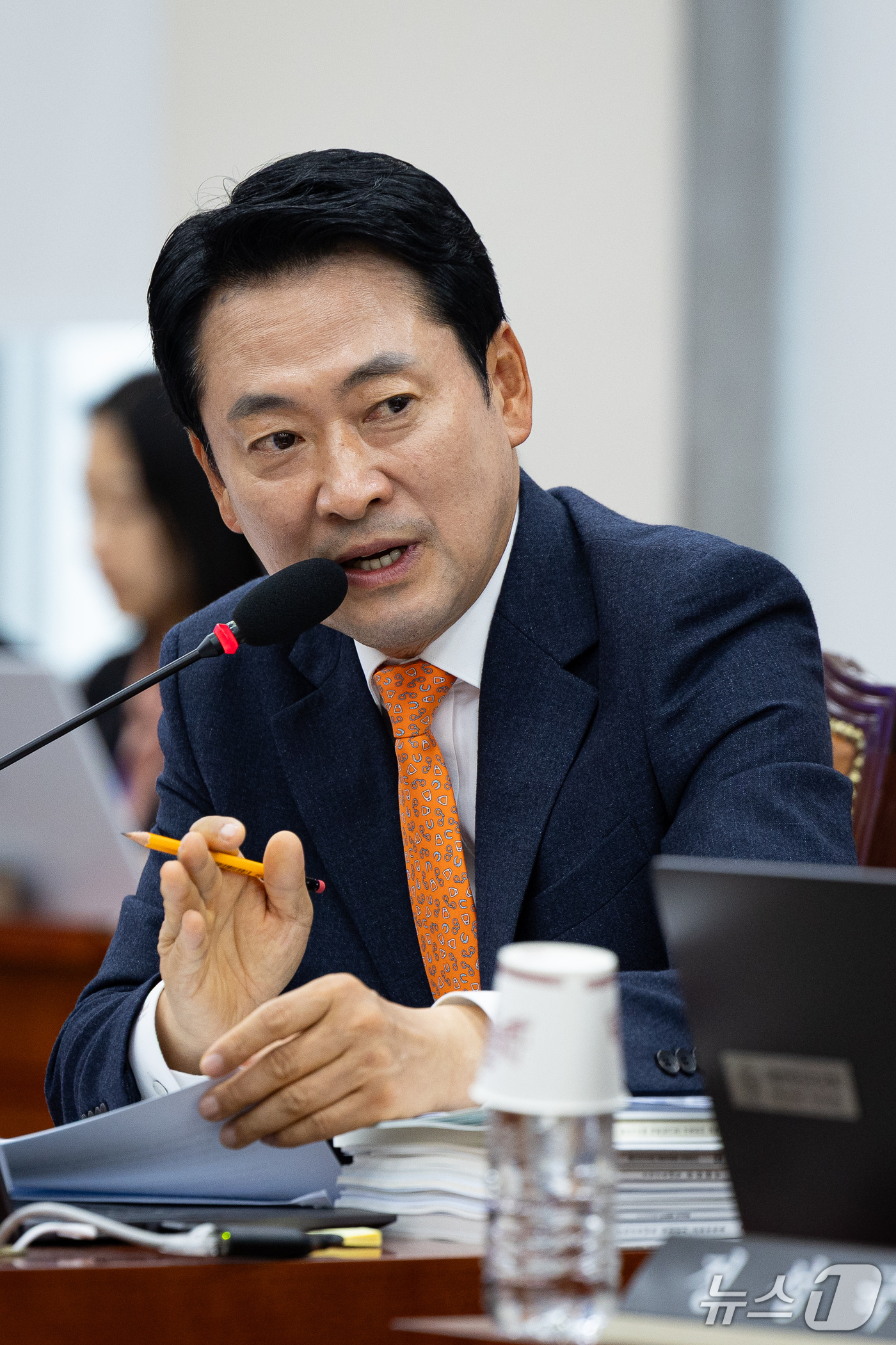 (서울=뉴스1) 유승관 기자 = 장동혁 국민의힘 대표가 16일 서울 여의도 국회에서 열린 교육위원회의 서울대학교 등에 대한 국정감사에서 유홍림 서울대학교 총장에게 질의하고 있다. …