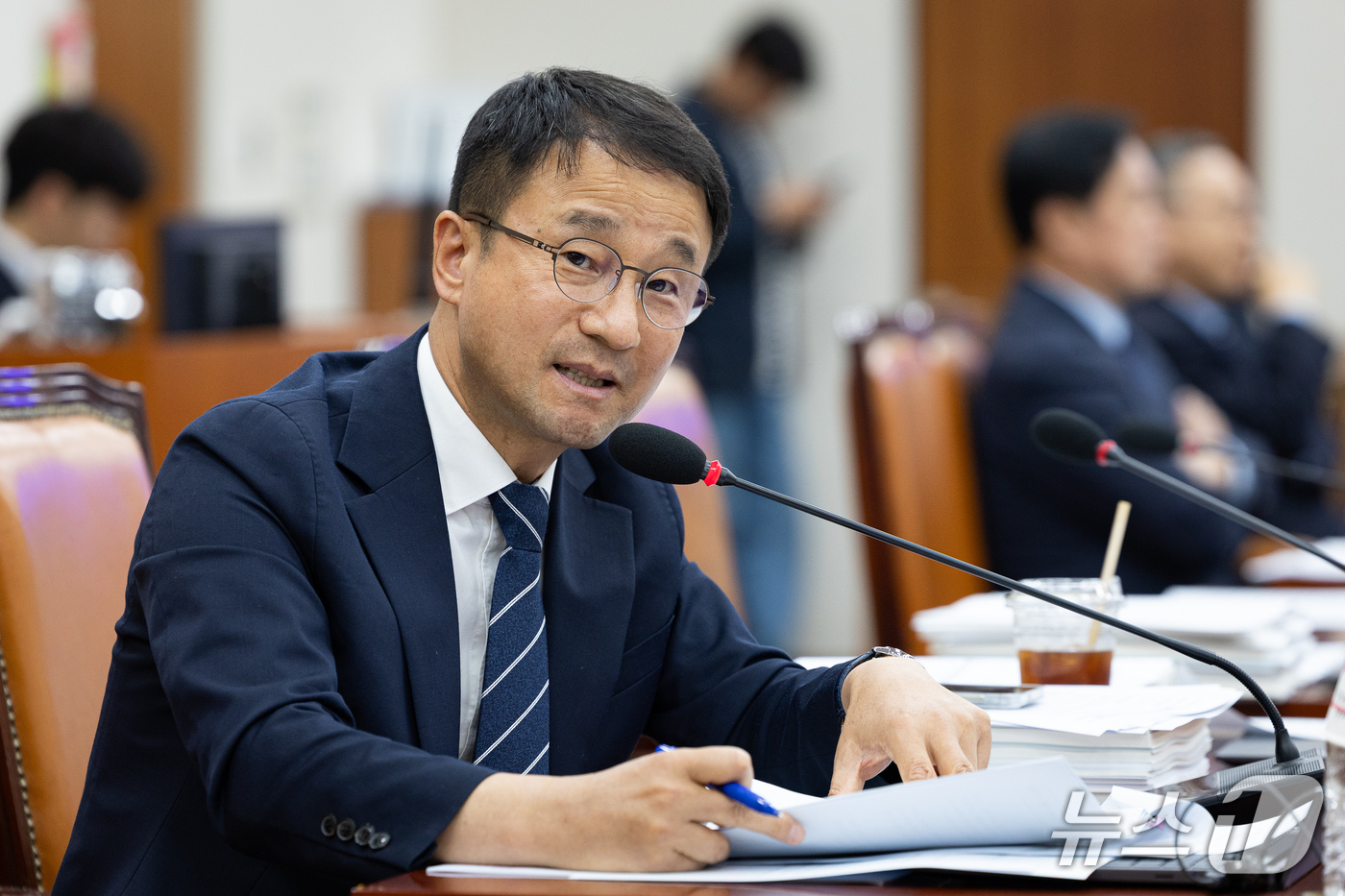 (서울=뉴스1) 유승관 기자 = 한병도 더불어민주당 원내대표가 16일 서울 여의도 국회에서 열린 교육위원회의 서울대학교 등에 대한 국정감사에서 유홍림 서울대학교 총장에게 질의하고 …