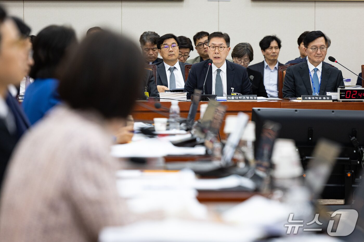 본문 이미지 - 백남종 서울대학교병원장이 16일 서울 여의도 국회에서 열린 교육위원회의 서울대학교 등에 대한 국정감사에 출석해 의원 질의에 답하고 있다. 2026.10.16 ⓒ 뉴스1 유승관 기자
