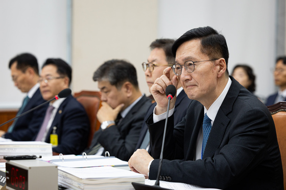 "서울대 입학자 68% 수도권"…지역균형전형 질타에 유홍림 "복합적 요인"
