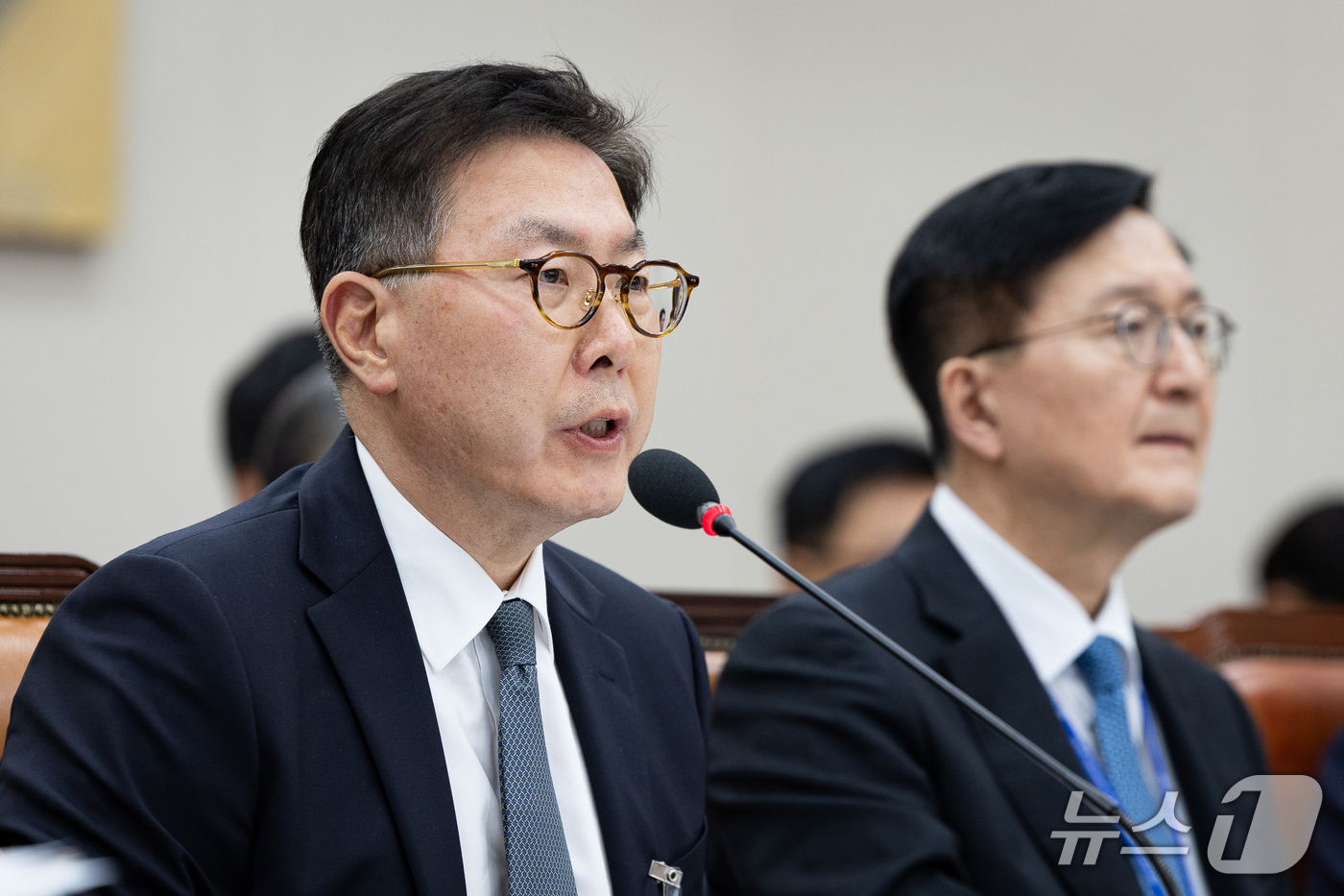 (서울=뉴스1) 유승관 기자 = 백남종 서울대학교병원장이 16일 서울 여의도 국회에서 열린 교육위원회의 서울대학교 등에 대한 국정감사에 출석해 의원 질의에 답하고 있다. 2026. …