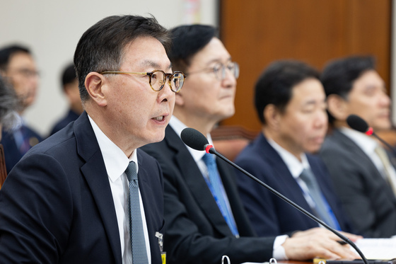 [국감] 의원 질의 답하는 백남종 서울대병원장