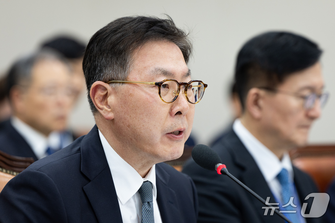 (서울=뉴스1) 유승관 기자 = 백남종 서울대학교병원장이 16일 서울 여의도 국회에서 열린 교육위원회의 서울대학교 등에 대한 국정감사에 출석해 의원 질의에 답하고 있다. 2026. …