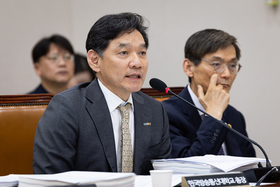[국감] 질의 답하는 김종오 한국방송통신대학교 총장