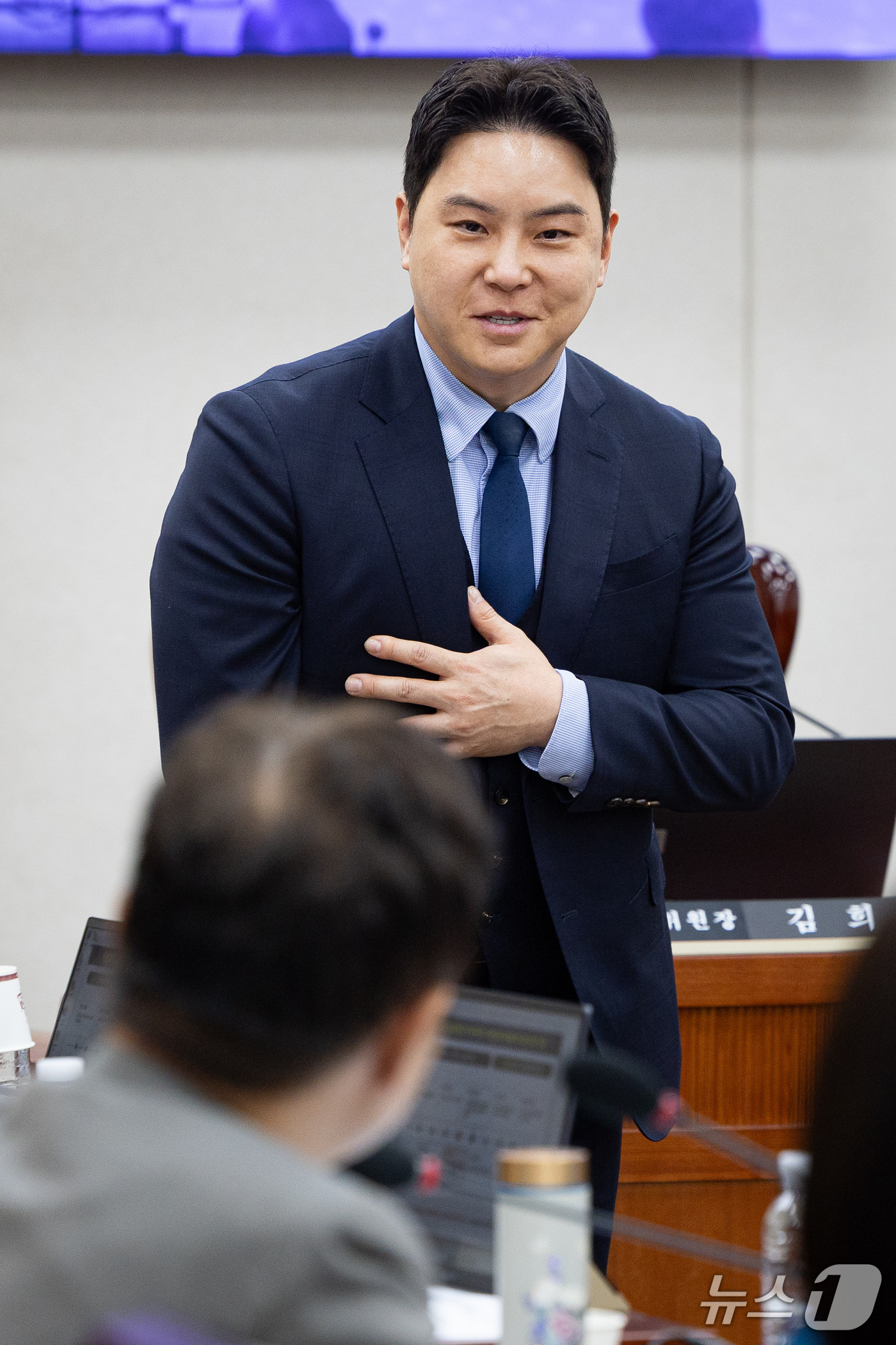 (서울=뉴스1) 유승관 기자 = 손율 경기대학교 학교법인 경기학원 이사장이 16일 서울 여의도 국회에서 열린 교육위원회의 서울대학교 등에 대한 국정감사에 일반증인으로 출석해 선서문 …