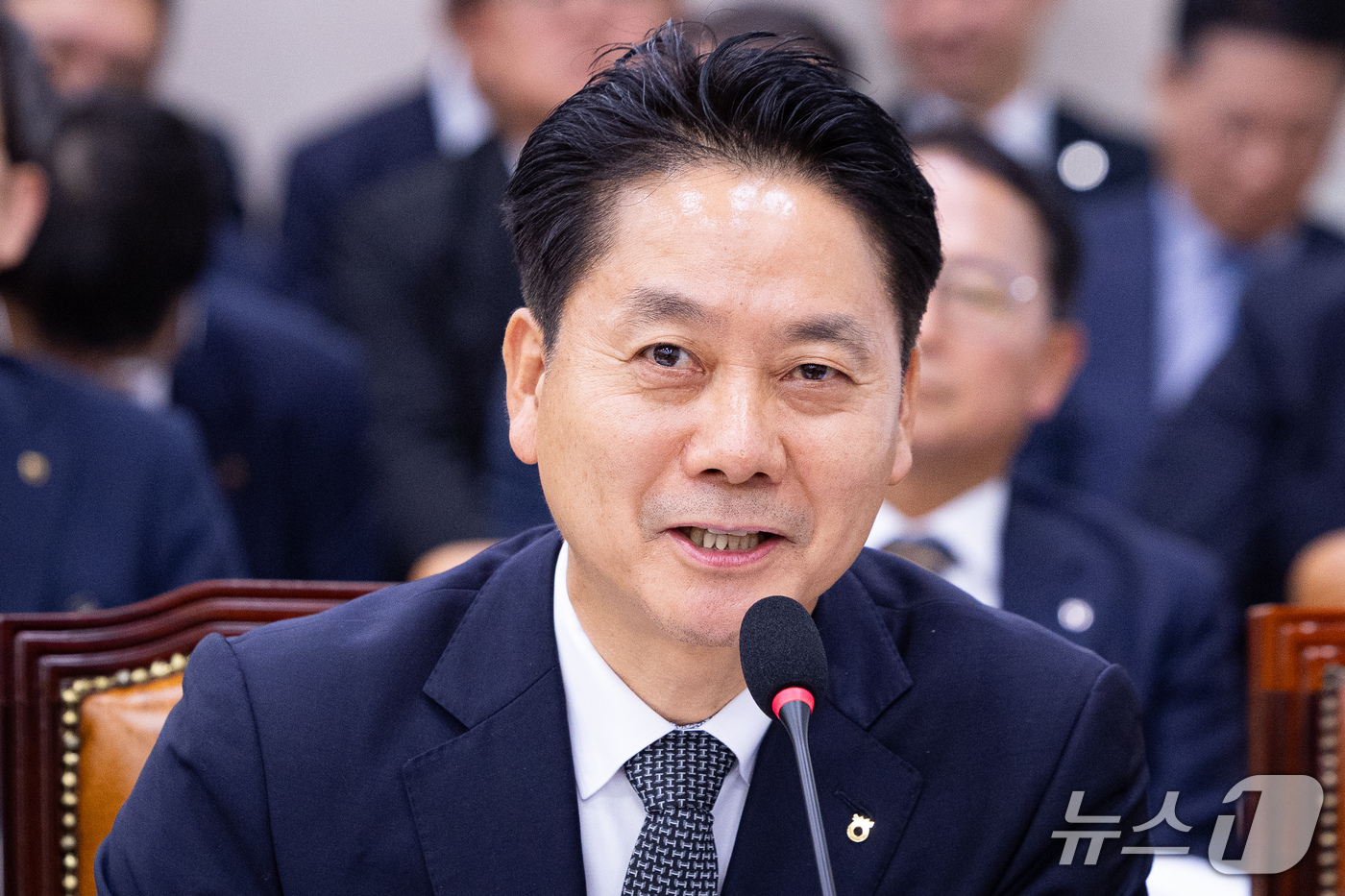 (서울=뉴스1) 유승관 기자 = 김주양 농협경제대표가 16일 서울 여의도 국회에서 열린 농림축산식품해양수산위원회의 농업협동조합중앙회 등에 대한 국정감사에 출석해 의원 질의에 답하고 …