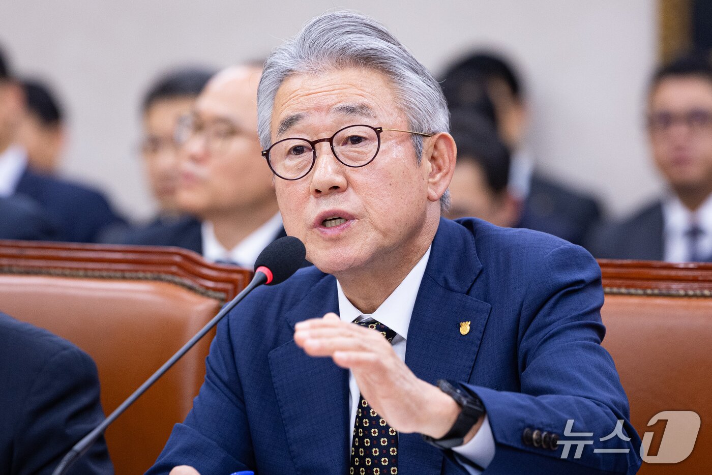 본문 이미지 - 강호동 농협중앙회장이 16일 서울 여의도 국회에서 열린 농림축산식품해양수산위원회의 농업협동조합중앙회 등에 대한 국정감사에 출석해 의원 질의에 답하고 있다. 2026.10.16 ⓒ 뉴스1 유승관 기자