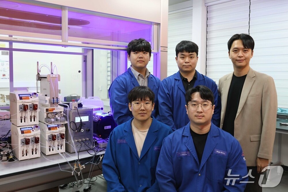 본문 이미지 - KAIST 박윤수 교수(뒷줄 오른쪽) 연구팀(KAIST 제공) /뉴스1