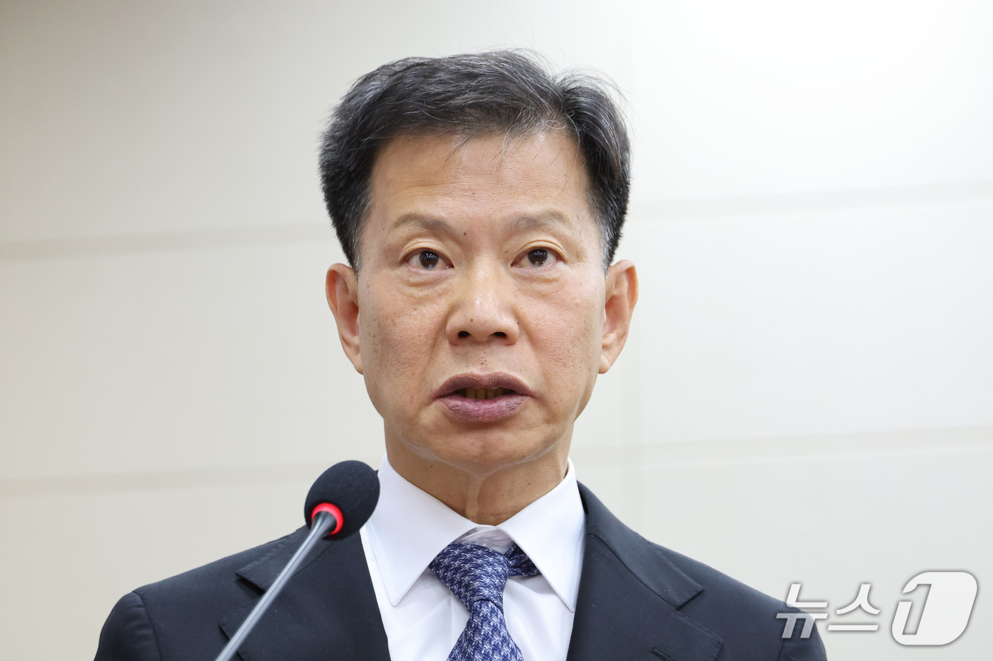 (서울=뉴스1) 신웅수 기자 = 엄정환 한국방송광고진흥공사 사장 직무대행이 16일 서울 여의도 국회에서 열린 과학기술정보방송통신위원회의 한국방송공사 등에 대한 국정감사에서 업무보고 …