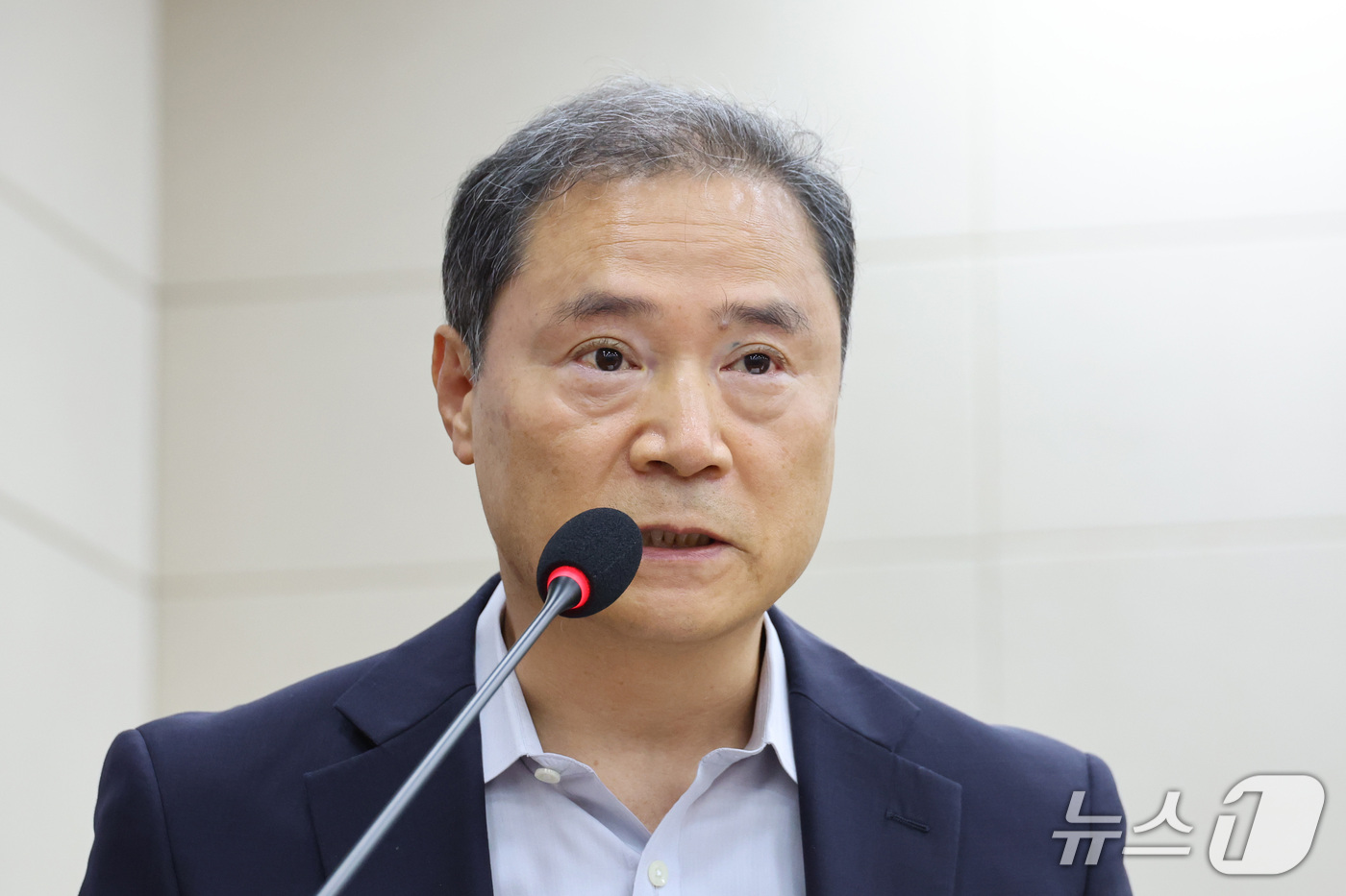 (서울=뉴스1) 신웅수 기자 = 최철호 시청자미디어재단 이사장이 16일 서울 여의도 국회에서 열린 과학기술정보방송통신위원회의 한국방송공사 등에 대한 국정감사에서 업무보고를 하고 있 …