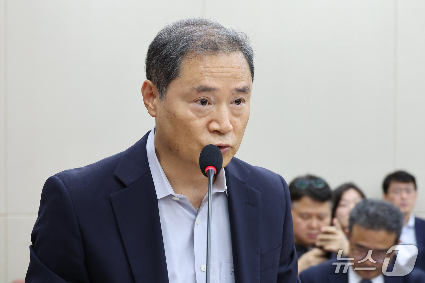 (서울=뉴스1) 신웅수 기자 = 최철호 시청자미디어재단 이사장이 16일 서울 여의도 국회에서 열린 과학기술정보방송통신위원회의 한국방송공사 등에 대한 국정감사에서 업무보고를 하고 있 …