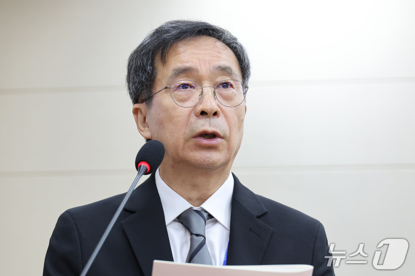 (서울=뉴스1) 신웅수 기자 = 강형철 방송문화진흥회 이사장이 16일 서울 여의도 국회에서 열린 과학기술정보방송통신위원회의 한국방송공사 등에 대한 국정감사에서 업무보고를 하고 있다 …