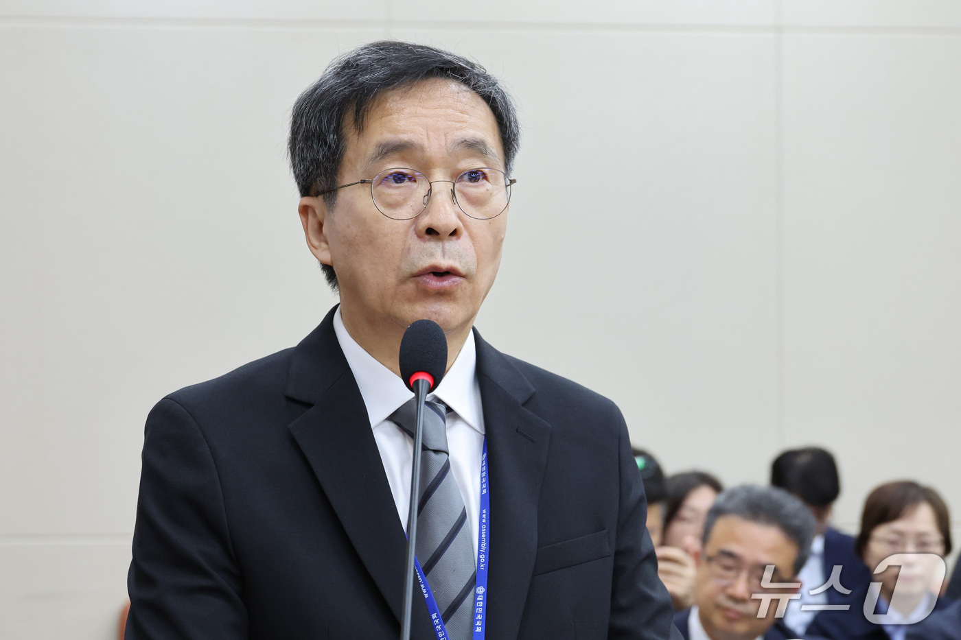 (서울=뉴스1) 신웅수 기자 = 강형철 방송문화진흥회 이사장이 16일 서울 여의도 국회에서 열린 과학기술정보방송통신위원회의 한국방송공사 등에 대한 국정감사에서 업무보고를 하고 있다 …