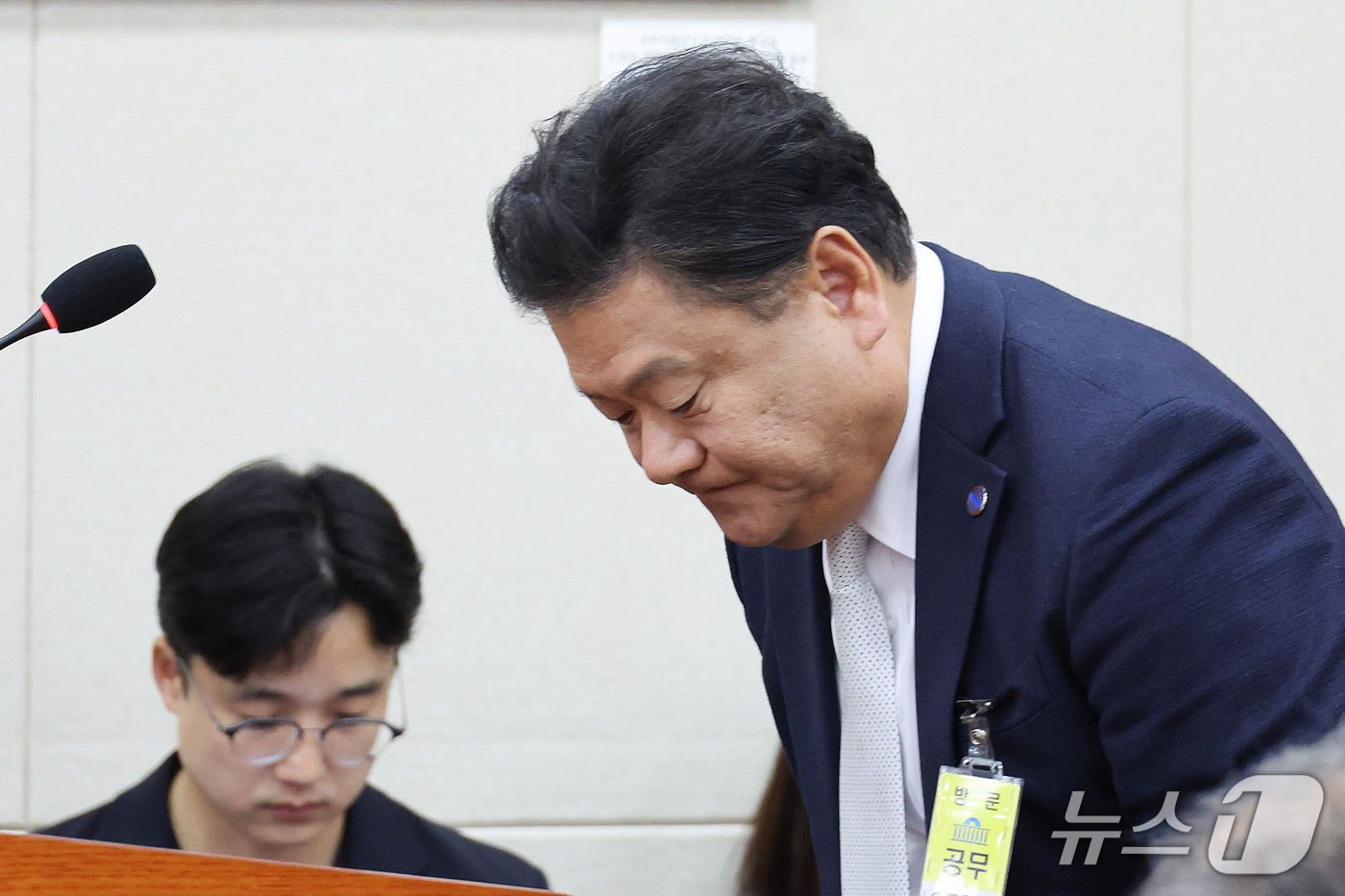 (서울=뉴스1) 신웅수 기자 = 김우성 한국방송공사 부사장이 16일 서울 여의도 국회에서 열린 과학기술정보방송통신위원회의 한국방송공사 등에 대한 국정감사에서 인사하고 있다. 202 …