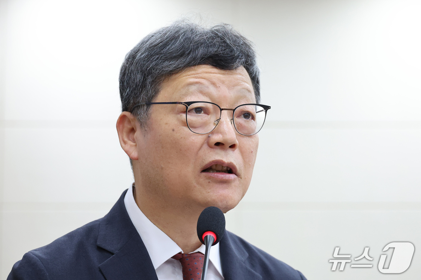 (서울=뉴스1) 신웅수 기자 = 김유열 한국교육방송공사 사장이 16일 서울 여의도 국회에서 열린 과학기술정보방송통신위원회의 한국방송공사 등에 대한 국정감사에서 업무보고를 하고 있다 …