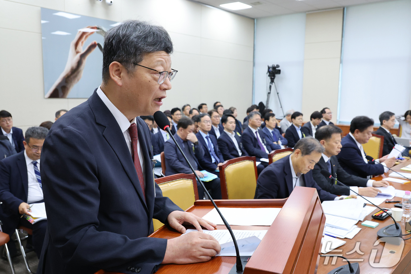 (서울=뉴스1) 신웅수 기자 = 김유열 한국교육방송공사 사장이 16일 서울 여의도 국회에서 열린 과학기술정보방송통신위원회의 한국방송공사 등에 대한 국정감사에서 업무보고를 하고 있다 …