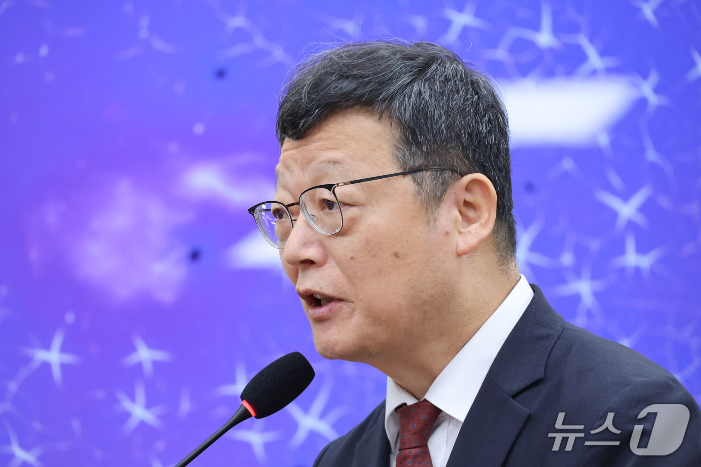 (서울=뉴스1) 신웅수 기자 = 김유열 한국교육방송공사 사장이 16일 서울 여의도 국회에서 열린 과학기술정보방송통신위원회의 한국방송공사 등에 대한 국정감사에서 업무보고를 하고 있다 …