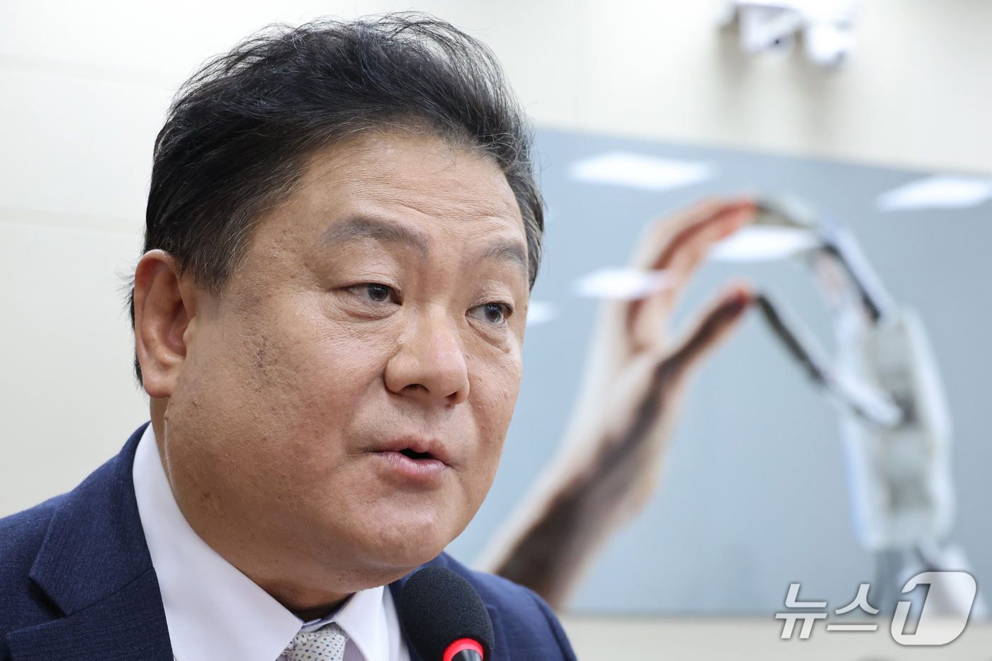 (서울=뉴스1) 신웅수 기자 = 김우성 한국방송공사 부사장이 16일 서울 여의도 국회에서 열린 과학기술정보방송통신위원회의 한국방송공사 등에 대한 국정감사에서 업무보고를 하고 있다. …