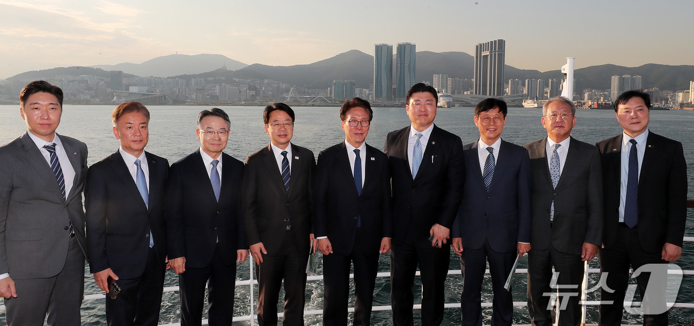 (부산=뉴스1) 윤일지 기자 = 김민석 더불어민주당 대표가 16일 부산항만공사 항만안내선에 올라 부산항 물류 현장을 둘러본 뒤 기념촬영을 하고 있다. 2026.10.16/뉴스1