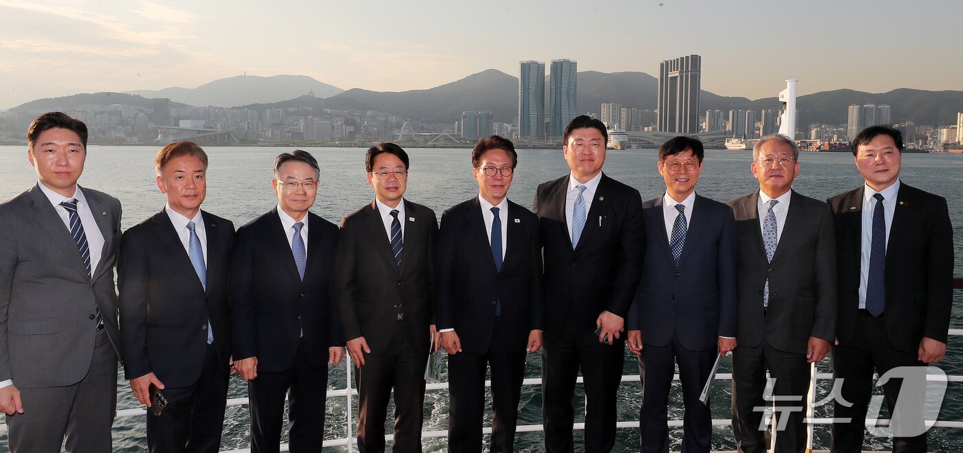 본문 이미지 - 김민석 더불어민주당 대표가 16일 부산항만공사 항만안내선에 올라 부산항 물류 현장을 둘러본 뒤 기념촬영을 하고 있다. 2026.10.16 ⓒ 뉴스1 윤일지 기자